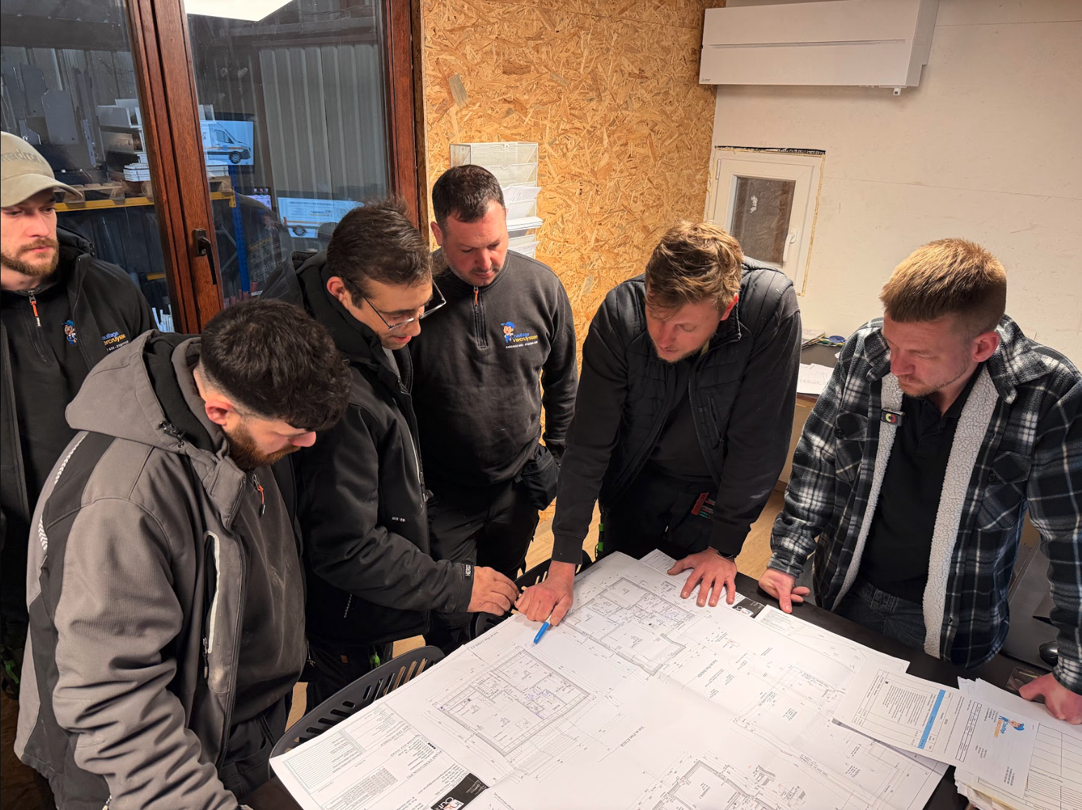 L’équipe Chauffage Vercruyssen en réunion de chantier